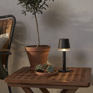 Solar Tischleuchte PARVUS warmwei&szlig;, Anwendungsbild auf Tisch im Garten