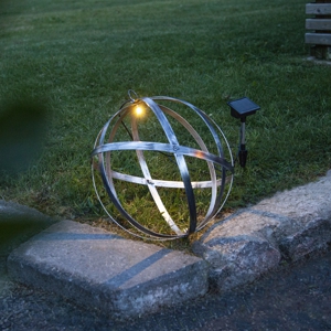 Solar Metall Kugel-Leuchte ASTRI in der 30cm Gr&ouml;&szlig;e, am Wegesrand neben dem Rasen leuchtend  Bild 8