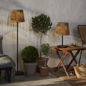 premium Solar Standleuchte und Tischleuchte CESTA f&uuml;r Au&szlig;en, Anwendungsbild im Garten
