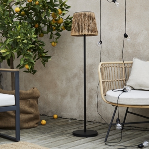 hochwertige outdoor Solar Standleuchte CESTA im Garten von Star Trading