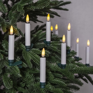 5 der 10 Led Christbaumkerzen mit 3D Flamme auf einen Weihnachtsbaum plaziert mit Timer und Led beleuchteter Flamme